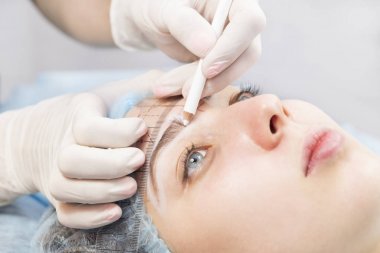 Microblading kaşlar akışında bir Güzellik Salonu 