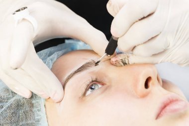 Microblading kaşlar akışında bir Güzellik Salonu 