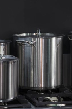 Bir mutfak soba üzerinde metal paslanmaz çelik tava