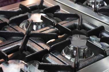 Yakıcı metal gaz hob yüzey plakaları yakın plan çekilir 