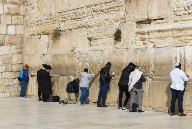 Jerusalem, İsrail - 22 Kasım 2017: hacılar dua, Yahudi halkının kutsal yer ve dünyadaki Hıristiyanların ibadet Merkezi ağlama duvarı