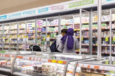 Manavgat, Türkiye - 1 Ekim, 2017: Migros süpermarket ürünleri ile iç iç stiles ve buzdolapları