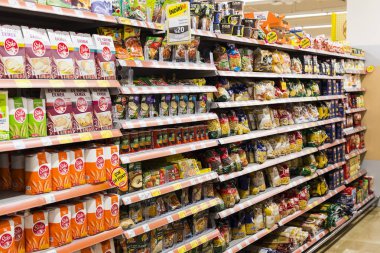 Manavgat, Türkiye - 1 Ekim, 2017: Migros süpermarket ürünleri ile iç iç stiles ve buzdolapları