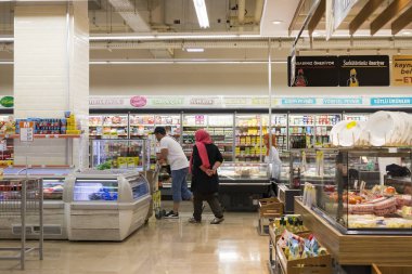 Manavgat, Türkiye - 1 Ekim, 2017: Migros süpermarket ürünleri ile iç iç stiles ve buzdolapları