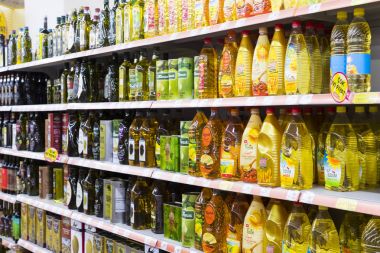 Manavgat, Türkiye - 1 Ekim, 2017: Migros süpermarket ürünleri ile iç iç stiles ve buzdolapları
