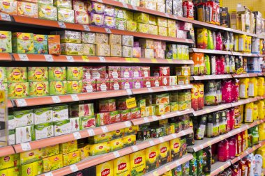 Manavgat, Türkiye - 1 Ekim, 2017: Migros süpermarket ürünleri ile iç iç stiles ve buzdolapları