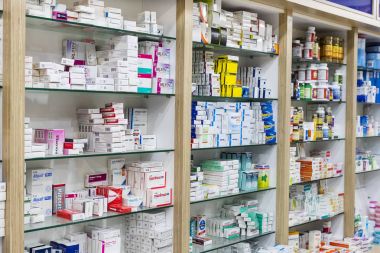 Side, Türkiye - 4 Ekim, 2017: ilaç ve uyuşturucu tabletler ve Gıda katkı maddeleri ile eczane dolapları 