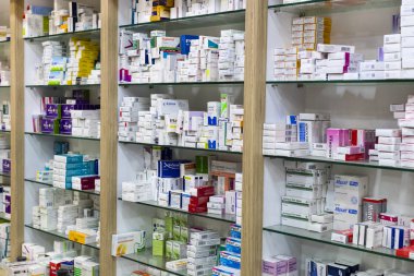 Side, Türkiye - 4 Ekim, 2017: ilaç ve uyuşturucu tabletler ve Gıda katkı maddeleri ile eczane dolapları 