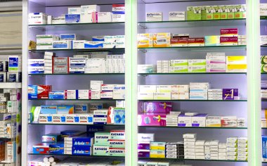 Side, Türkiye - 4 Ekim, 2017: ilaç ve uyuşturucu tabletler ve Gıda katkı maddeleri ile eczane dolapları 