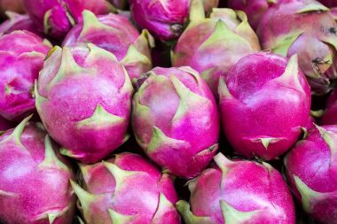 Taze olgun dragon meyve Pazar tezgahın üzerine arka plan