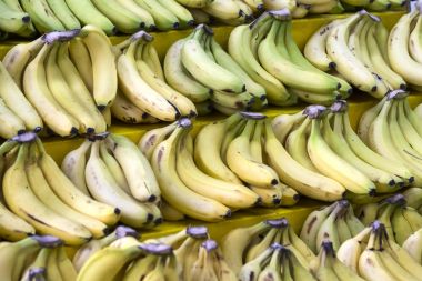 Olgun taze muz piyasada raf arka planı