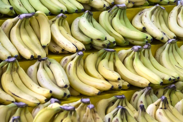 Olgun taze muz piyasada raf arka planı