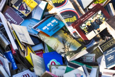 Tel Aviv - Yafa, İsrail - 24 Kasım 2017:Collection kibrit kutuları antika pazarı raflarda