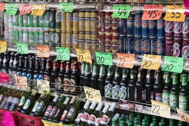 Tel Aviv, İsrail - 21 Kasım 2017: gıda sebze meyve içecekler Nahalat-Benjamin şehrin en eski markette