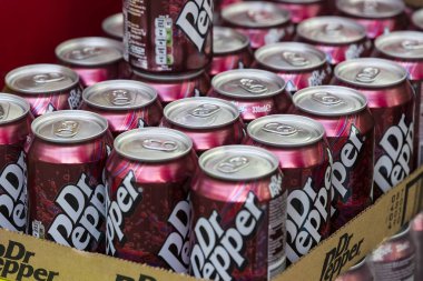 Tel Aviv, İsrail - 26 Kasım 2017: Dr Pepper içki turistik kentin Pazar Sarona ve teneke kutular ile arka plan .