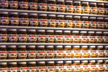 Tel Aviv, İsrail - 26 Kasım 2017: çikolata fıstıklı makarna Nutella turistik kentin Pazar Sarona ve kutular ile arka plan .