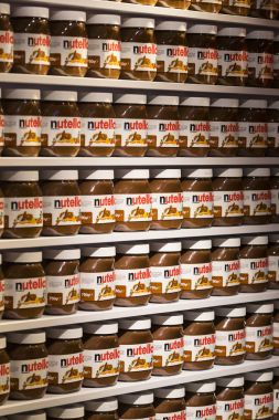 Tel Aviv, İsrail - 26 Kasım 2017: çikolata fıstıklı makarna Nutella turistik kentin Pazar Sarona ve kutular ile arka plan .