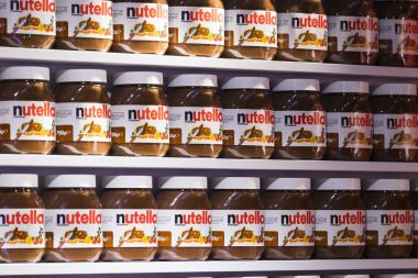 Tel Aviv, İsrail - 26 Kasım 2017: çikolata fıstıklı makarna Nutella turistik kentin Pazar Sarona ve kutular ile arka plan .
