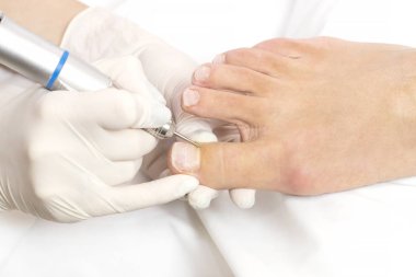 Pedikür yordamda bir güzellik salonu yakın çekim sürecinde ayak.