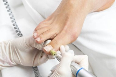 Pedikür yordamda bir güzellik salonu yakın çekim sürecinde ayak.