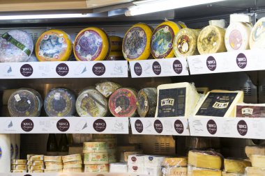 Tel Aviv, İsrail - 26 Kasım 2017:Shops ve ürün ve gıda Sarona sayaçlarıyla turistler arasında popüler bir yer Pazar