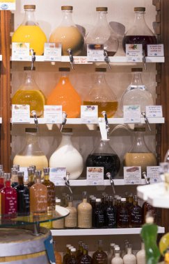 Tel Aviv, İsrail - 26 Kasım 2017:Shops ve ürün ve gıda Sarona sayaçlarıyla turistler arasında popüler bir yer Pazar