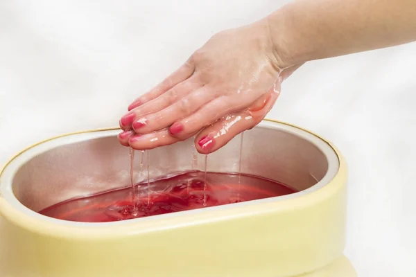 美容室での女性の手のパラフィン治療 — ストック写真
