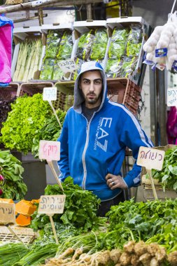 Tel Aviv, İsrail - 21 Kasım 2017: satıcı üzerinde eski bakkal sokak Nahalat-Benjamin