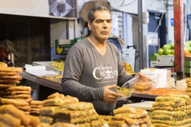 Tel Aviv, İsrail - 21 Kasım 2017: satıcı üzerinde eski bakkal sokak Nahalat-Benjamin