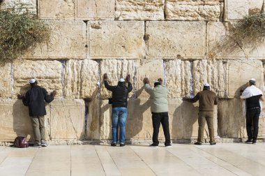 Jerusalem, İsrail - 22 Kasım 2017: hacılar dua, Yahudi halkının kutsal yer ve dünyadaki Hıristiyanların ibadet Merkezi ağlama duvarı