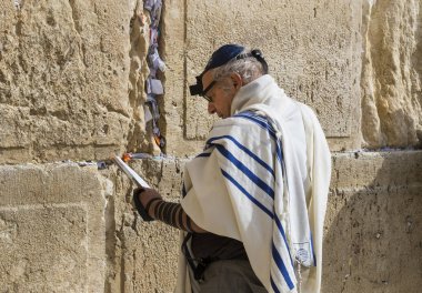 Jerusalem, İsrail - 22 Kasım 2017: hacılar dua, Yahudi halkının kutsal yer ve dünyadaki Hıristiyanların ibadet Merkezi ağlama duvarı