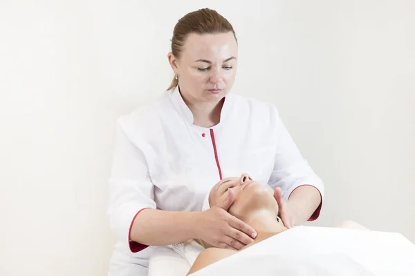 Cosmetische Masker Proces Van Massages Gezichtsbehandelingen Schoonheidssalon — Stockfoto