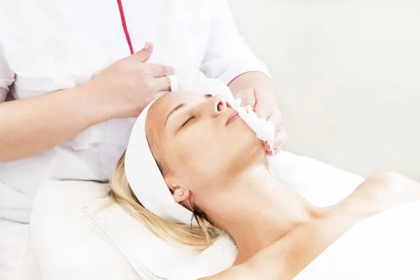 Cosmetische Masker Proces Van Massages Gezichtsbehandelingen Schoonheidssalon — Stockfoto
