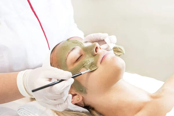 Proceso Mascarilla Cosmética Masajes Tratamientos Faciales Salón Belleza —  Fotos de Stock