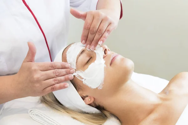 Prozess Kosmetische Maske Der Massage Und Gesichtsbehandlungen Schönheitssalon — Stockfoto