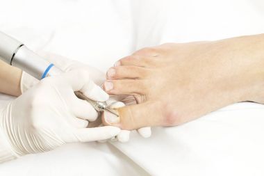 Pedikür yordamda bir güzellik salonu yakın çekim sürecinde ayak.