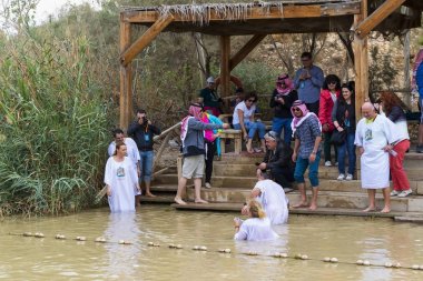 Bethabara, İsrail-25 Kasım 2017: farklı ülkelerden gelen hacılar kabul İsrail Ürdün Nehri'nde vaftiz ayini