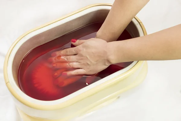 Processo Tratamento Parafina Das Mãos Femininas Salão Beleza — Fotografia de Stock