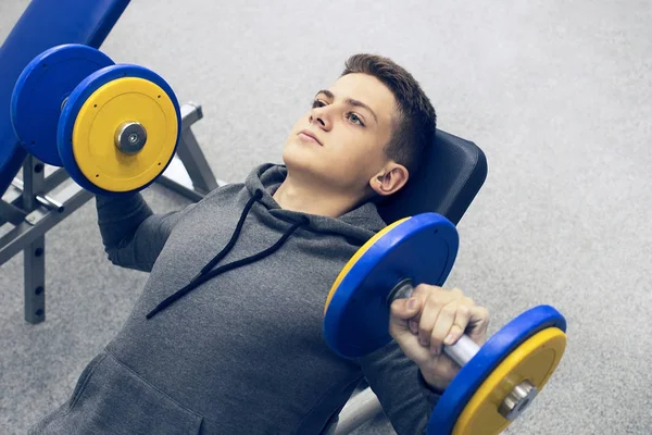 Pubertě Zabývá Power Fitness Tělocvičně — Stock fotografie
