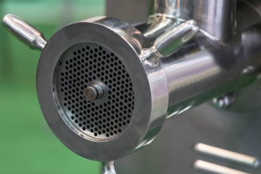 Et kıyma makinesi yakın çekim bir metal parçası çalışma