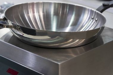 Gaz soba üzerinde yuvarlak demir kızartma