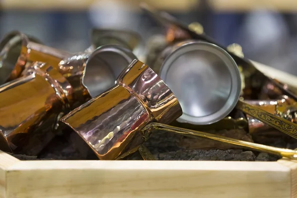 Несколько Золотистых Турок Кофе Деревянной Коробке — стоковое фото