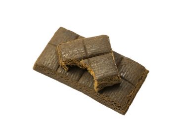 Tıbbi hematogen beyaz bir arka plan üzerinde barlar yakın çekim vurdu