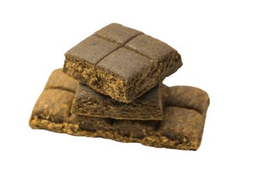 Tıbbi hematogen beyaz bir arka plan üzerinde barlar yakın çekim vurdu