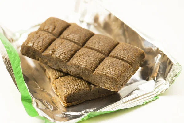 Tıbbi hematogen beyaz bir arka plan üzerinde barlar yakın çekim vurdu