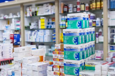 Side, Türkiye - 4 Ekim, 2017: ilaç ve uyuşturucu tabletler ve Gıda katkı maddeleri ile eczane dolapları 