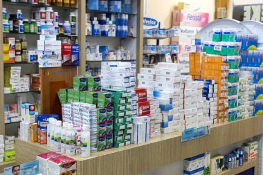 Side, Türkiye - 4 Ekim, 2017: ilaç ve uyuşturucu tabletler ve Gıda katkı maddeleri ile eczane dolapları 