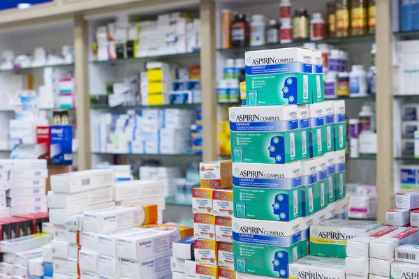 Side, Türkiye - 4 Ekim, 2017: ilaç ve uyuşturucu tabletler ve Gıda katkı maddeleri ile eczane dolapları 