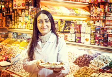 Istanbul, Türkiye - 7 Nisan, 2017: baharat ve tatlı Istanbul'da Mısır Çarşısı satıcılarının
