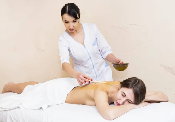 Jeune Fille Reçoit Massage Thérapeutique Avec Miel Abeille Clinique — Photo